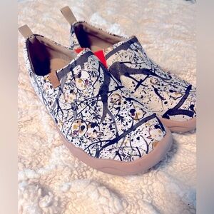 UIN Women’s Canvas Slip-on Shoes